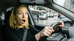 Vad kvinnliga förare fruktar: bilverkstadsbedrägerier, bensinstationer och 5 andra vanliga problem