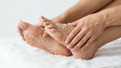 Varför jag gnider salt på mina fötter varje dag: 5–6 minuter som gör skillnad